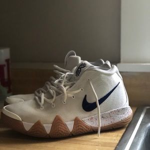 Kyrie 4’s Size 8.5 (used/good condition) white/blu